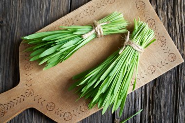 Masanın üstünde iki tomar taze yeşil arpa otu.