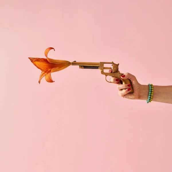 Mano Femenina Disparando Desde Una Pistola Falsa Dorada Con Una — Foto de Stock