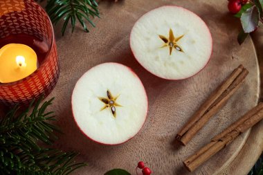 Ortasında bir yıldız olan kırmızı elma ikiye bölünmüş. Eski bir Noel geleneği.