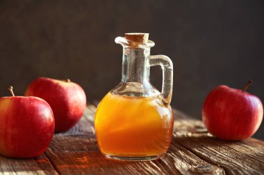 Bir şişe elma sirkesi Gün ışığında bir masanın üstünde