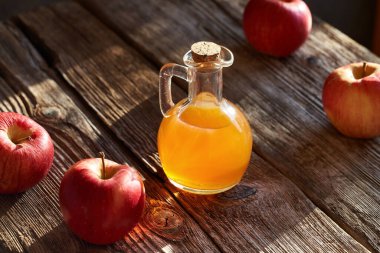Ormanda bir şişe elma sirkesi.