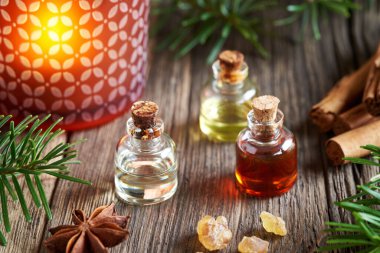 Tütsü, tarçın, yıldız anasonu ve köknar dallarıyla Noel yağları koleksiyonu