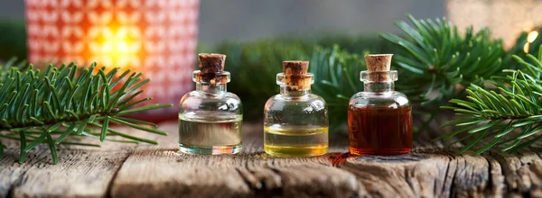 Panoramische Header Met Drie Flessen Aromatherapie Etherische Olie Met Dennentakken — Stockfoto