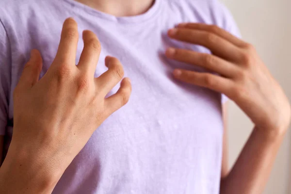 Girl Practicing Eft Emotional Freedom Technique Tapping Collarbone Point — Stockfoto