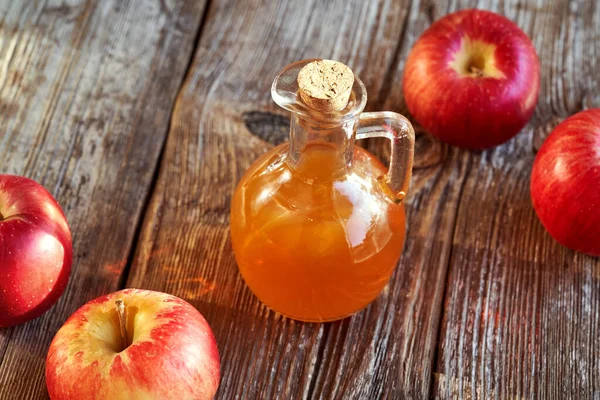 Una Jarra Vinagre Manzana Sobre Una Mesa Madera — Foto de Stock