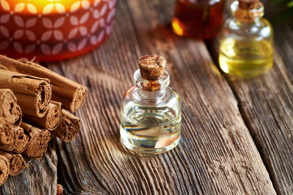 Bottle Aromatherapy Essential Oil True Cinnamon Sticks Christmas Candle — Foto Stock