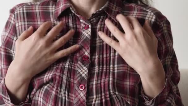 Mujer Con Camisa Cuadros Practicando Eft Golpeando Punto Clavícula — Vídeo de stock