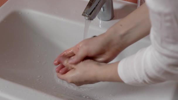 Händewaschen Mit Antiviralem Desinfektionsmittel Unter Leitungswasser Als Schutzmaßnahme Gegen Covid — Stockvideo