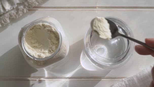 Bir Bardak Suya Iki Kaşık Sağlıklı Süt Proteini Koyup Karıştırmak — Stok video