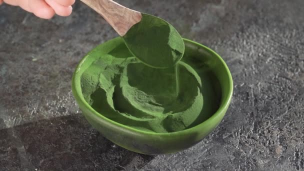 Ρίχνουμε Πράσινα Φύκια Chlorella Σκόνη Από Μια Ξύλινη Κουτάλα Ένα — Αρχείο Βίντεο
