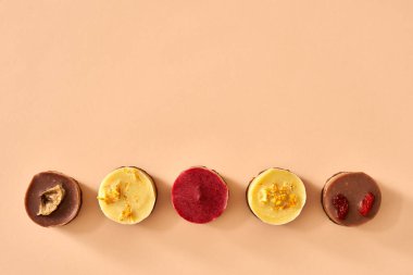 Muz, limon, ahududu ve goji çiğ vejetaryen tatlıları. Fotokopi alanı, üst görünüm.