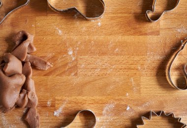 Noel arkaplanı fotokopi alanı, zencefilli kurabiye hamuru ve bisküvi kesicisiyle