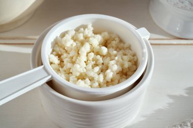 Beyaz süzgeçteki kefir taneleri - ev yapımı probiyotik içeceğin hazırlanması