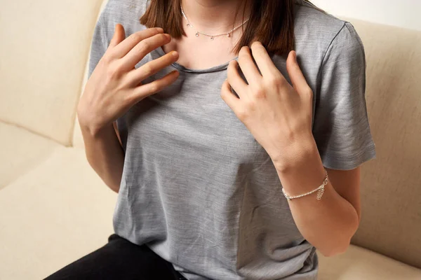Nastolatka Ćwicząca Eft Lub Technikę Wolności Emocjonalnej Stukanie Obojczyk Pomieszczeniu — Zdjęcie stockowe