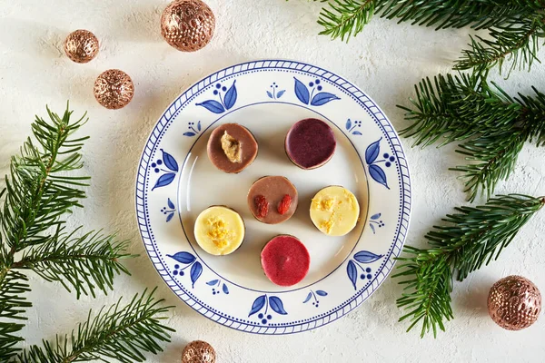 Goji Bueberry Raspberry Other Raw Vegan Christmas Cookies Fir Branches — 图库照片