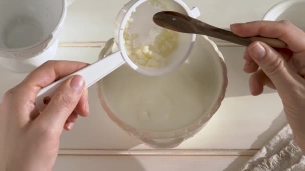 Verse Kefirkorrels Melk Doen Bereiding Van Een Gezonde Gegiste Drank — Stockvideo