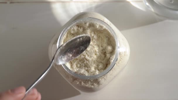 Σκόνη Πρωτεΐνης Ορού Γάλακτος Ένα Κουτάλι Πάνω Από Ένα Βάζο — Αρχείο Βίντεο