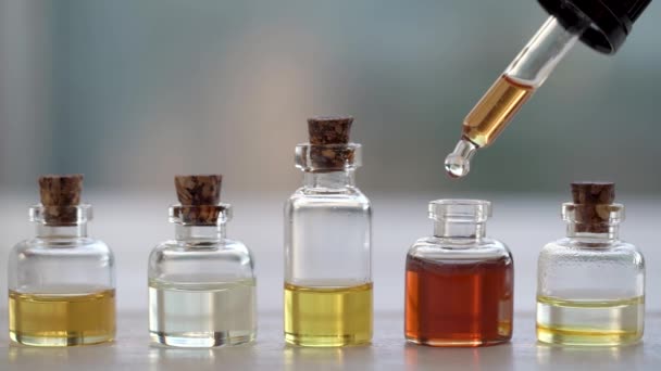 Una Gota Aceite Esencial Aromaterapia Cayendo Una Botella Cámara Lenta — Vídeo de stock