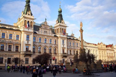 PARDUBICE, CZECH REPUBLIC - 15 Ocak 2022: Koronavirüs salgını sırasında Pernstyn Meydanı 'ndaki belediye binası önünde aşı karşıtı gösteri veya protesto