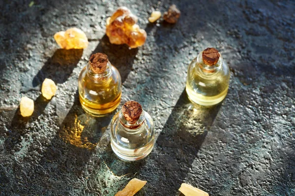 Flessen Aromatherapie Etherische Olie Met Wierookhars Met Kopieerruimte — Stockfoto