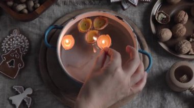 Fındık kabuğu ve balmumundan yapılmış mumlar suda yüzüyor. Eski bir Noel geleneği.