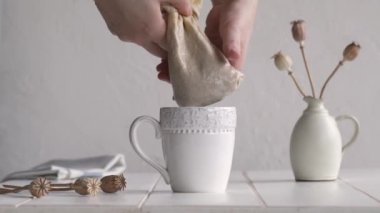 Ev yapımı vejetaryen haşhaş tohumu sütü süt torbasında.