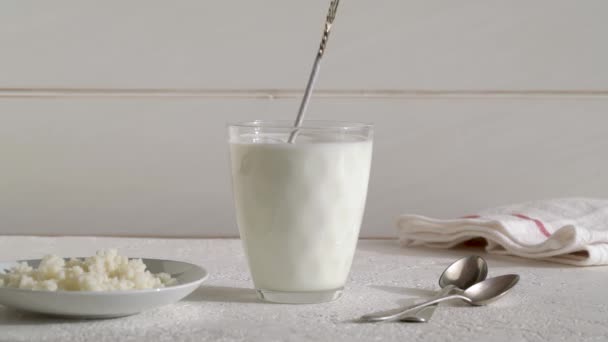 Mengaduk Kefir Probiotik Minuman Dengan Sendok Dengan Butir Kefir Atas — Stok Video