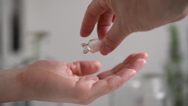 Despejando Pílulas Homeopáticas Glóbulos Uma Garrafa Vidro Uma Palma Mão — Vídeo de Stock