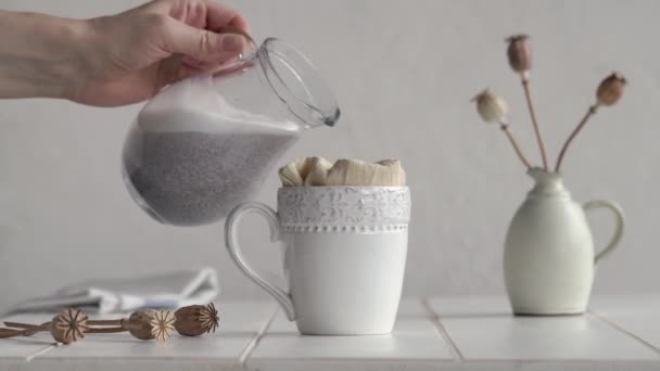 Zubereitung Von Hausgemachter Mohnmilch Mohn Mit Wasser Durch Eine Tüte — Stockvideo