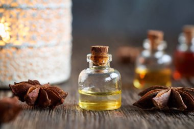 Yıldız anasonlu bir şişe gerekli yağ.