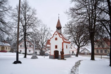 HOLASOVICE, CZECH REPUBLIC - 21 HAZİRAN 2022: UNESCO dünya mirası olarak kayıtlı Güney Bohem köyündeki kilise ve evler