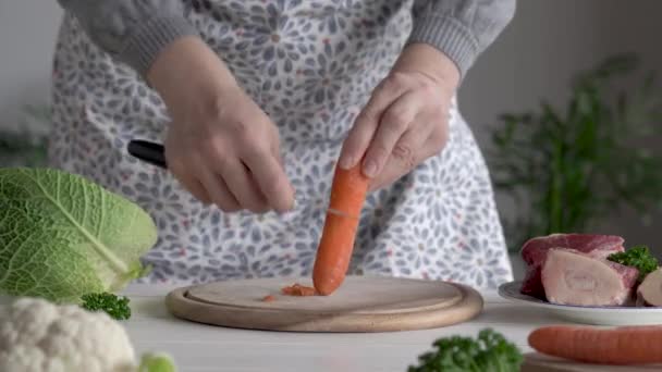 Preparación Caldo Res Sopa Raspar Zanahorias Con Huesos Médula Ósea — Vídeo de stock