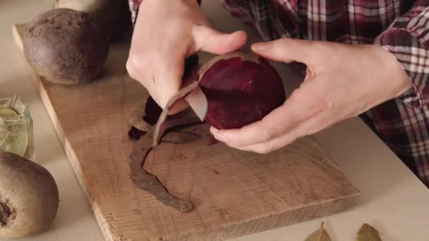 나귀를 준비하는 비트를 껍질벗기는 — 비디오