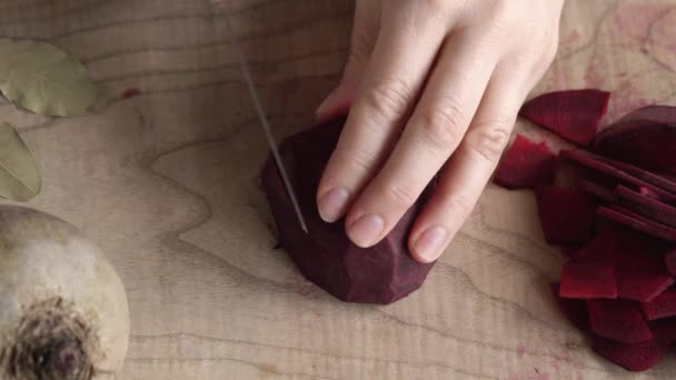 Bereiding Van Bietenkvass Verse Bieten Snijden Met Een Mes Bovenaanzicht — Stockvideo