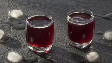 Bir bardak siyah mürver şurubuna bir dilim limon koyuyorum.