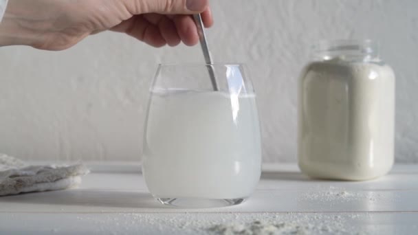 Agitando Proteína Soro Leite Copo Água Fundo Branco Câmera Lenta — Vídeo de Stock