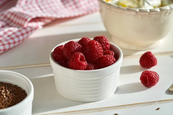 Frische Himbeeren Einer Schüssel Mit Leinsamen Vordergrund Und Quark Hintergrund — Stockfoto