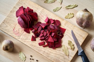 Mayalanmış kvass hazırlamak için masaya kırmızı pancar dilimlemek, üst görünüm