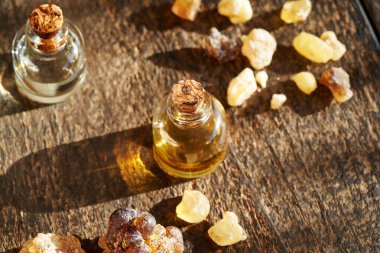 Güneş ışığında tütsü reçineli bir yağ şişesi.