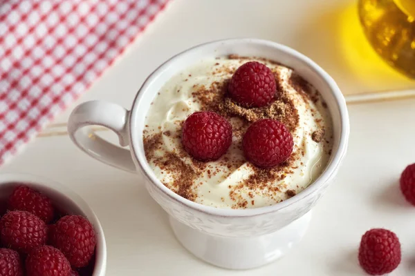 Eine Tasse Quark Mit Leinöl Und Frischen Himbeeren Bestreut Mit — Stockfoto