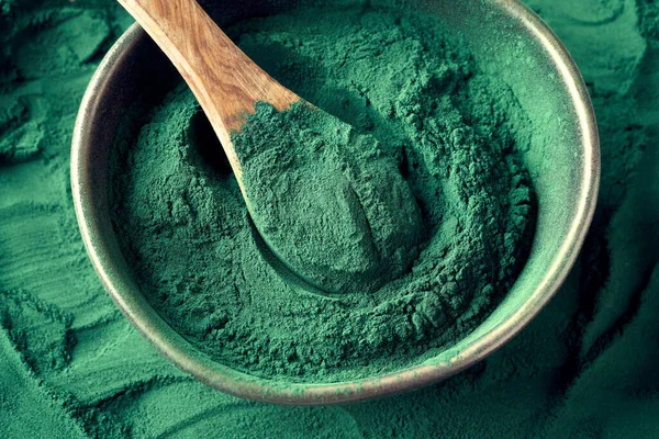 Alghe Spirulina Verde Polvere Cucchiaio Legno Una Ciotola Primo Piano — Foto Stock