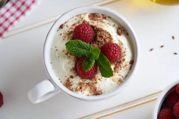 Eine Tasse Quark Mit Leinöl Himbeeren Und Gemahlenen Leinsamen Von — Stockfoto