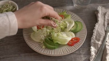 Salataya taze çam ağacı filizleri ya da mikro yeşillikler koymak.