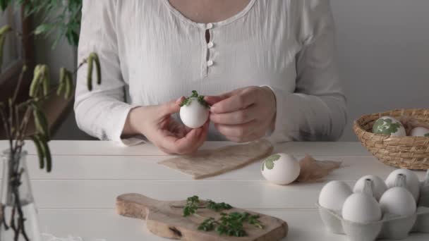 Приготування Великодніх Яєць Фарбування Цибулею Шкіркою Жінка Прикріплює Свіже Листя — стокове відео