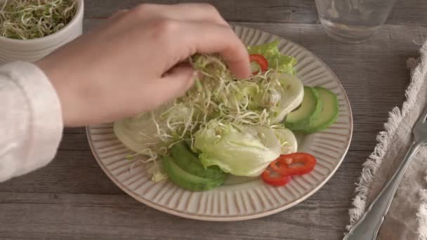 Poner Brotes Fenogreco Fresco Una Ensalada Verduras Cerrar — Vídeo de stock