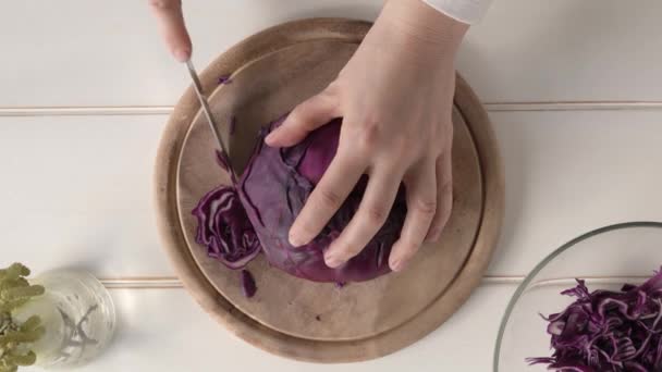 Mãos Femininas Cortam Repolho Roxo Uma Mesa Visão Superior — Vídeo de Stock