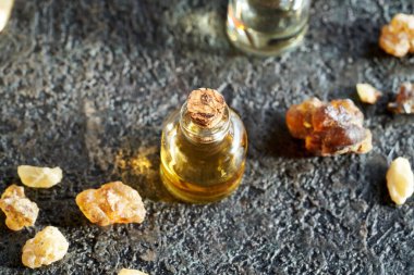 Şeffaf bir şişe aromaterapi tütsü reçineli gerekli yağ.