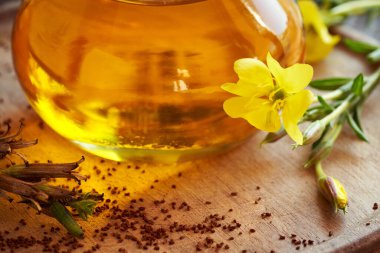 Tohumlarla çiçek açan Oenothera bienis, ve bir şişe çuha çiçeği yağı.