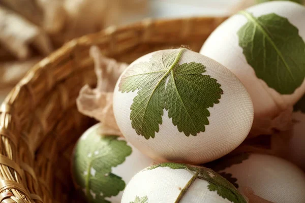 Taze Yapraklı Çiğ Paskalya Yumurtaları Soğan Kabuklarıyla Boyama Hazırlığı — Stok fotoğraf