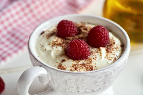 Eine Tasse Quark Gemischt Mit Leinöl Mit Frischen Himbeeren Bestreut — Stockfoto